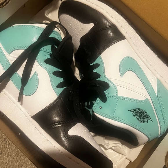 Brand New Air Jordan 1 Mid - Picture 1 of 4